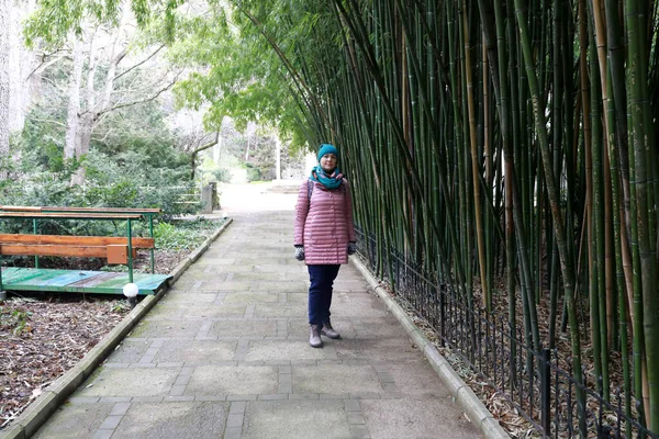 Femme Sur Chemin Dans Jardin Botanique Nikitsky Crimée — Photo