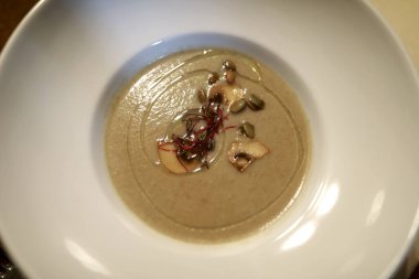 Lokantada mantar kremalı çorba.