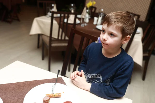 Niño Comiendo Salchicha Parrilla Restaurante Serbio — Foto de Stock