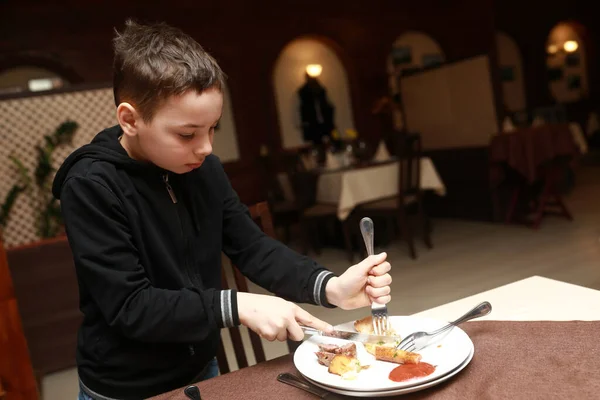 Bambino Che Mangia Carne Alla Griglia Nel Ristorante Serbo — Foto Stock