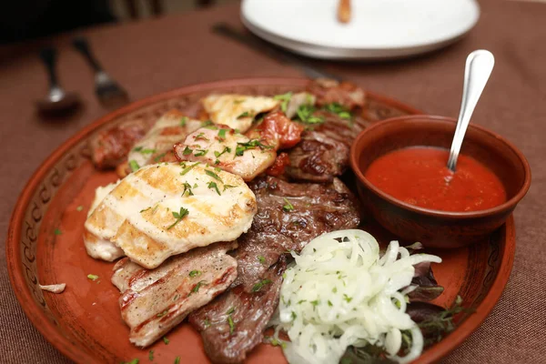 Surtido Carne Parrilla Con Salsa Plato Del Restaurante Serbio —  Fotos de Stock