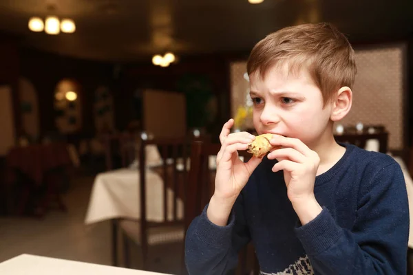 Restoranda Sırp Peynirli Turta Yiyen Çocuk — Stok fotoğraf