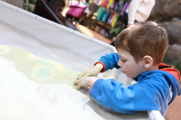 Kind Spielt Bei Workshop Mit Weißem Sand — Stockfoto