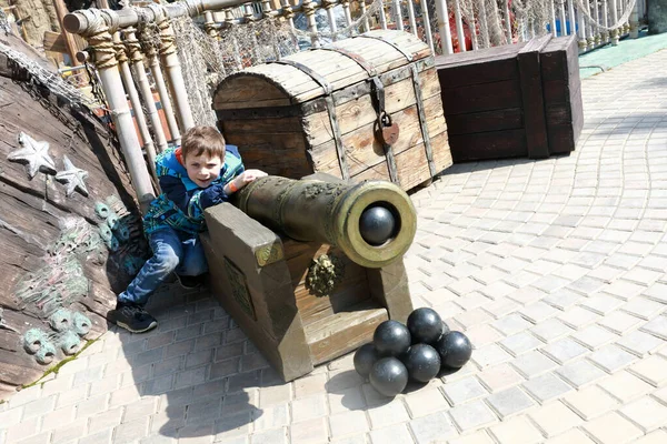 Mira Bambino Con Cannone Antico Nel Parco — Foto Stock