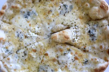 Restoranda dört peynirli pizza manzarası