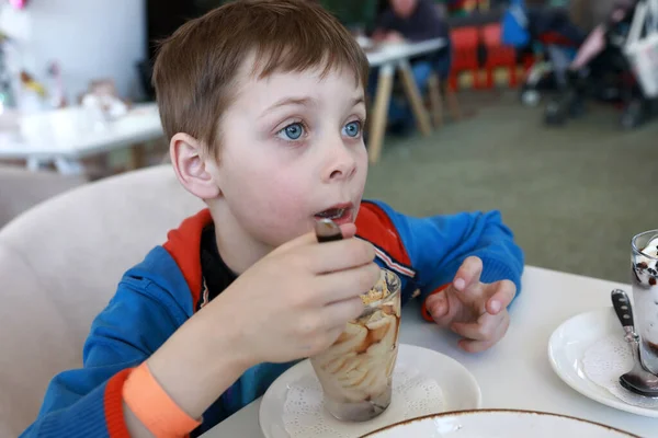 Niño Comiendo Postre Vaso Restaurante — Foto de Stock