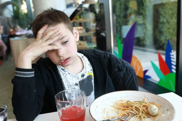 Criança Está Cansada Comer Restaurante — Fotografia de Stock