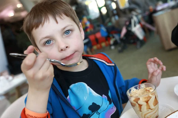 Bambino Mangiare Dessert Vetro Nel Ristorante — Foto Stock