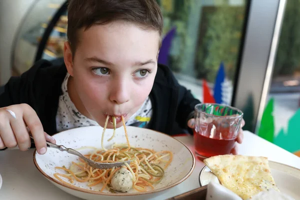 Chico Tiene Espaguetis Con Albóndigas Pollo Restaurante — Foto de Stock