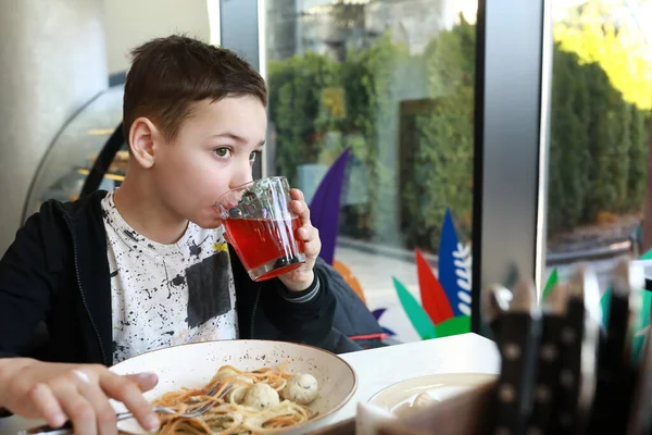 Retrato Niño Bebiendo Jugo Cafetería —  Fotos de Stock