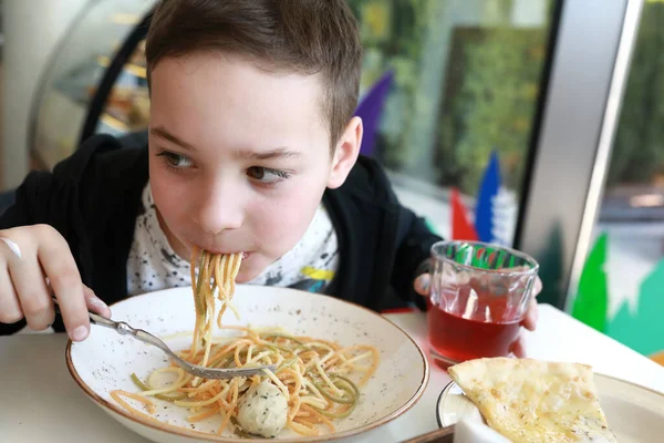 Niño Comiendo Espaguetis Con Albóndigas Pollo Restaurante — Foto de Stock