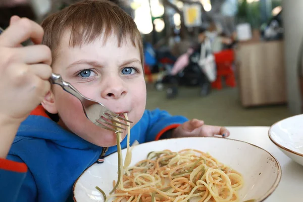 Hungrig Pojke Äter Spaghetti Restaurang — Stockfoto