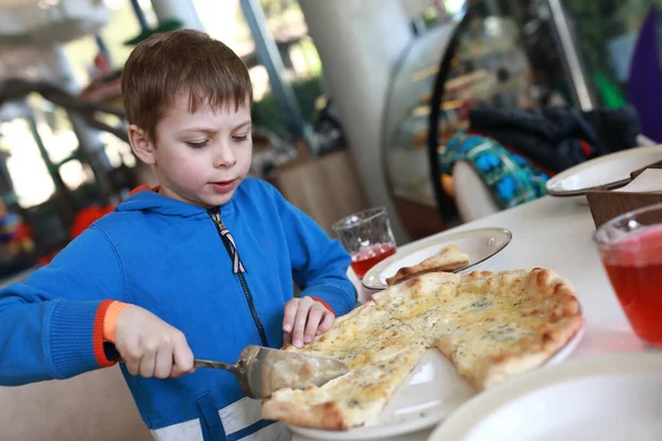 Jongen Neemt Stuk Van Vier Kaas Pizza Restaurant — Stockfoto