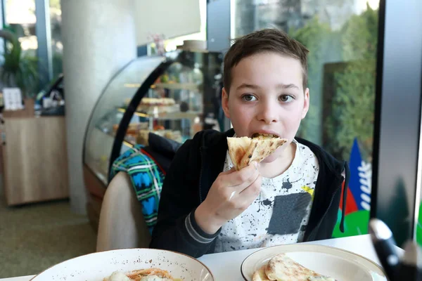 Menino Comendo Pedaço Quatro Pizza Queijo Restaurante — Fotografia de Stock