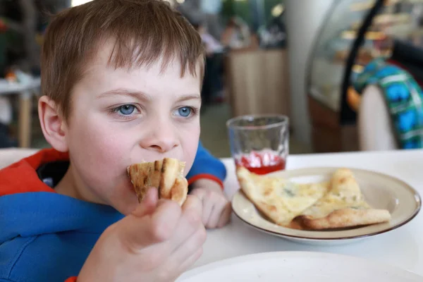 Niño Comiendo Pedazo Pizza Cuatro Quesos Restaurante — Foto de Stock