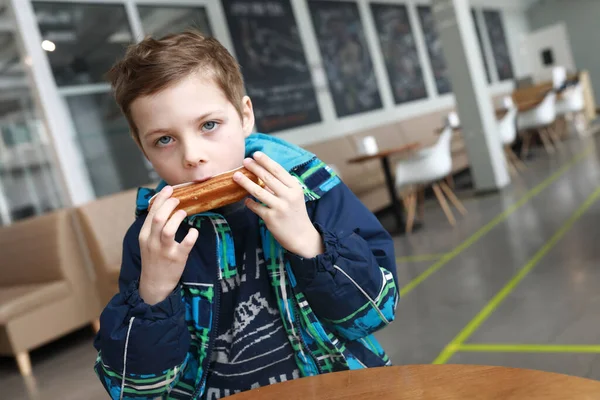 Porträtt Pojke Äta Eclair Restaurang — Stockfoto