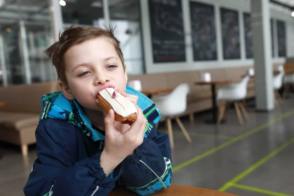 Retrato Niño Comiendo Eclair Restaurante — Foto de Stock