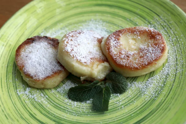 Frittelle Formaggio Piatto Verde Ristorante — Foto Stock