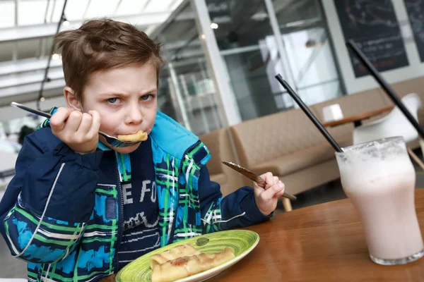 Niño Comiendo Panqueques Rellenos Restaurante — Foto de Stock