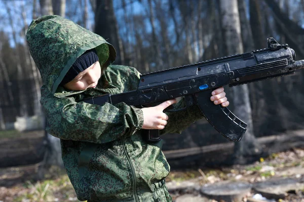 Kind Speelt Lasertag Het Park — Stockfoto