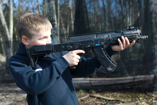 Jongen Speelt Laser Tag Het Park — Stockfoto