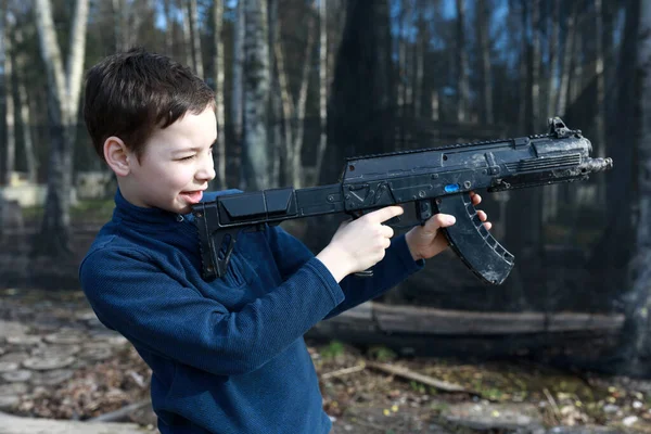 Ragazzo Che Gioca Laser Tag Nel Parco — Foto Stock