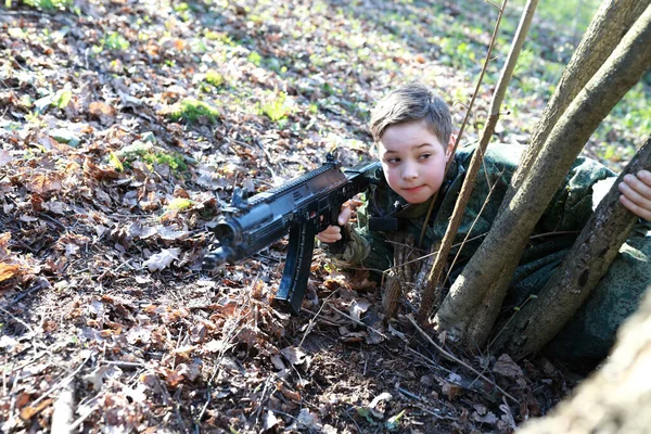 Jongen Speelt Laser Tag Het Park Het Voorjaar — Stockfoto