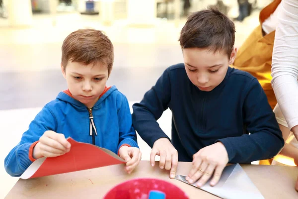 Zwei Kinder Basteln Werkstatt Papier — Stockfoto