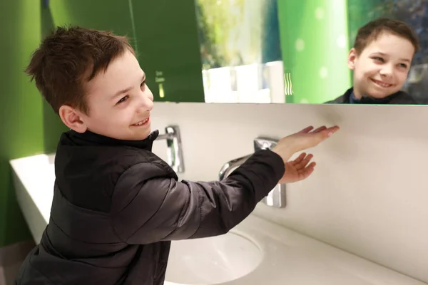 Glückliches Kind Trocknet Sich Auf Toilette Die Hände — Stockfoto