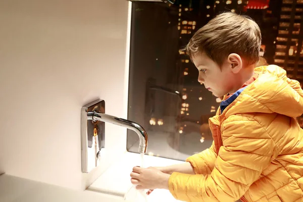 トイレで手を洗う少年 — ストック写真