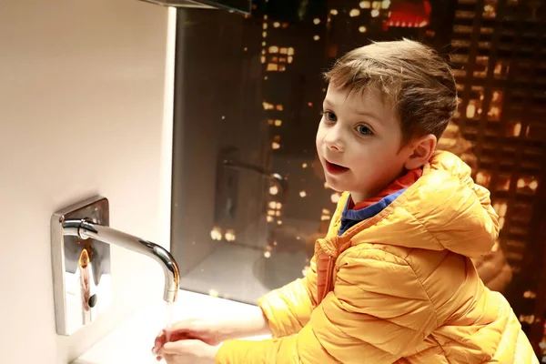 Anak Mencuci Tangannya Kamar Kecil — Stok Foto