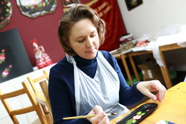 Mujer Pintando Bandeja Lata Mesa Taller — Foto de Stock