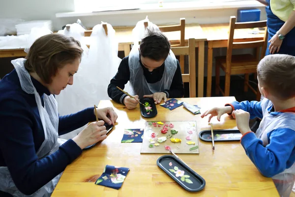 Madre Con Dos Hijos Pintar Bandejas Mesa Taller — Foto de Stock