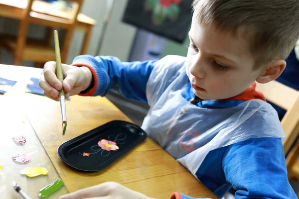 Chłopiec Malowanie Taca Przy Stole Warsztacie — Zdjęcie stockowe