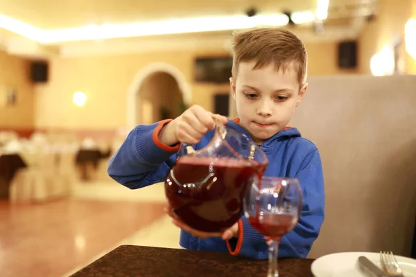 Retrato Menino Derramando Suco Restaurante — Fotografia de Stock