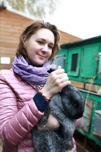 Femme Tenant Lapin Gris Dans Ses Bras Ferme — Photo