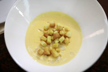 Restoranda kızarmış ekmek ve balkabağı çorbası.