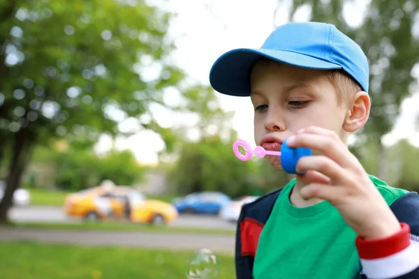 Bulles Savon Enfant Soufflant Dans Parc — Photo