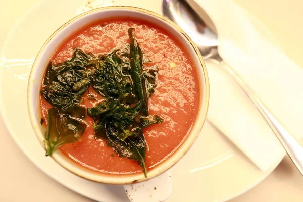 Miska Zupą Pomidorową Stole Restauracji — Zdjęcie stockowe