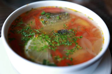 Restoranda domatesli balık çorbası.