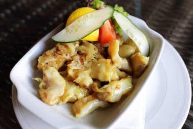 Restoranda soğanlı kızarmış rapana eti manzarası