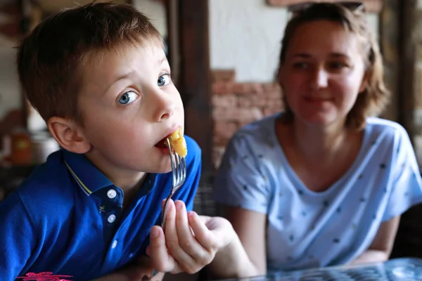 Mãe Alimentando Seu Filho Com Rapana Frito Restaurante — Fotografia de Stock