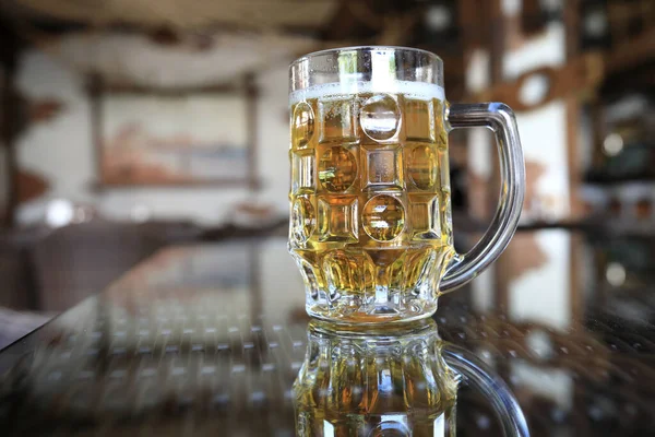 Taza Cerveza Sobre Mesa Vidrio Pub — Foto de Stock