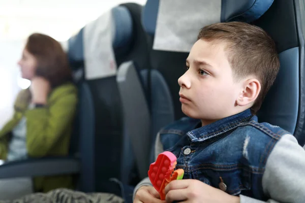 Porträt Eines Nachdenklichen Kindes Bord Des Flugzeugs — Stockfoto