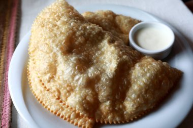 Tatar böreği cheburek ve ekşi krema.