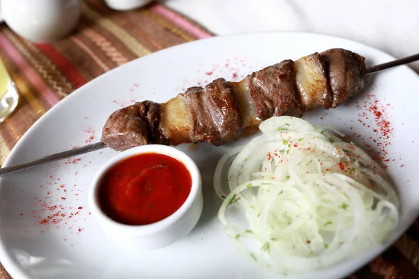 Kebab Agnello Con Coda Grassa Spiedo Cipolle Nel Ristorante — Foto Stock