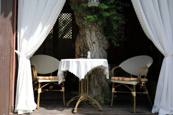 Vista Del Tavolo Con Sedie Sulla Veranda Del Caffè — Foto Stock