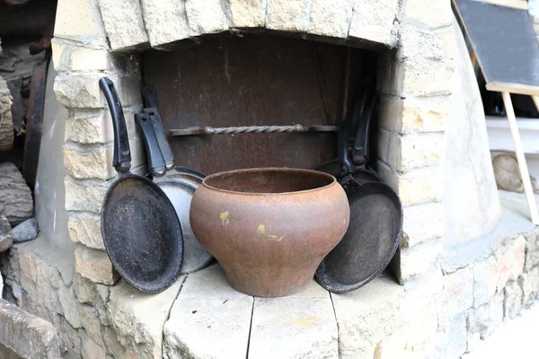 Vista Panelas Ferro Fundido Antigo Forno Pedra — Fotografia de Stock