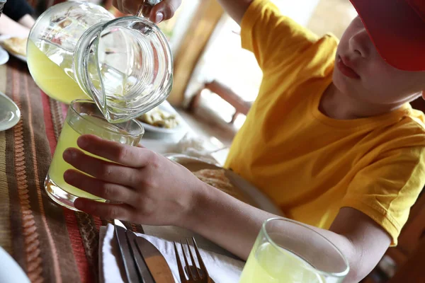 Ragazzo Che Versa Succo Limone Ristorante — Foto Stock