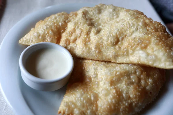 Tatar Pečivo Cheburek Zakysanou Smetanou Talíři Restauraci — Stock fotografie